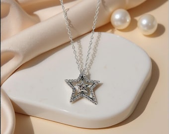 Colar Silver Star Collier, joia essencial em prata, meticulosamente feita à mão para um toque único.