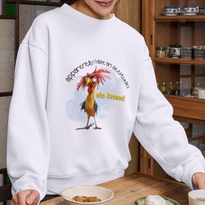 Puede incluir: Sudadera blanca con un gr&aacute;fico de un gallo con el texto "&iexcl;aparentemente tengo una actitud! &iexcl;qui&eacute;n lo sab&iacute;a!"