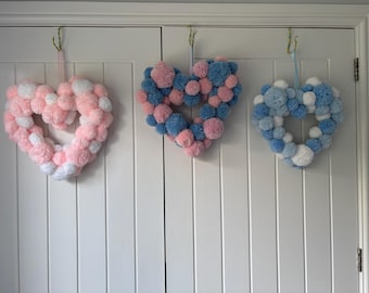 Decorazione/regalo a forma di cuore o pompon da parete o porta, disponibile in vari colori per adattarsi all'occasione