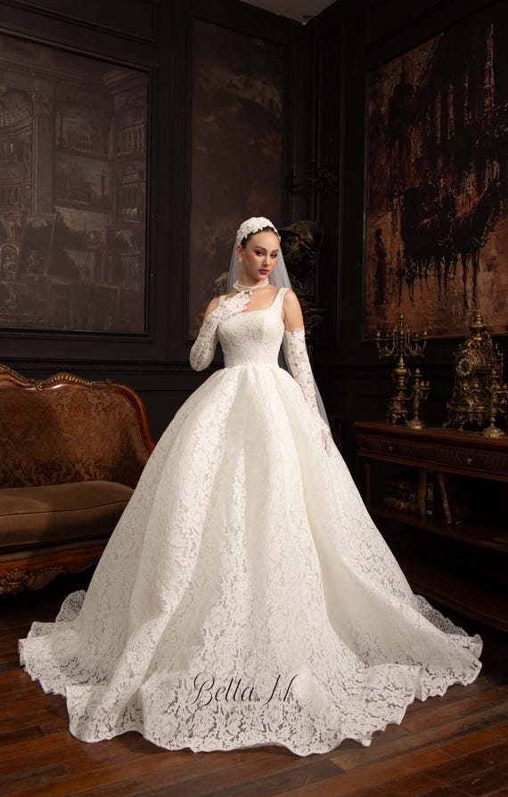 Vintage Lace Ball Gown Wedding Dress with Gloves & Headband