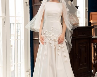 Vestido de novia de sirena floral: vestido de novia de satén con velo.