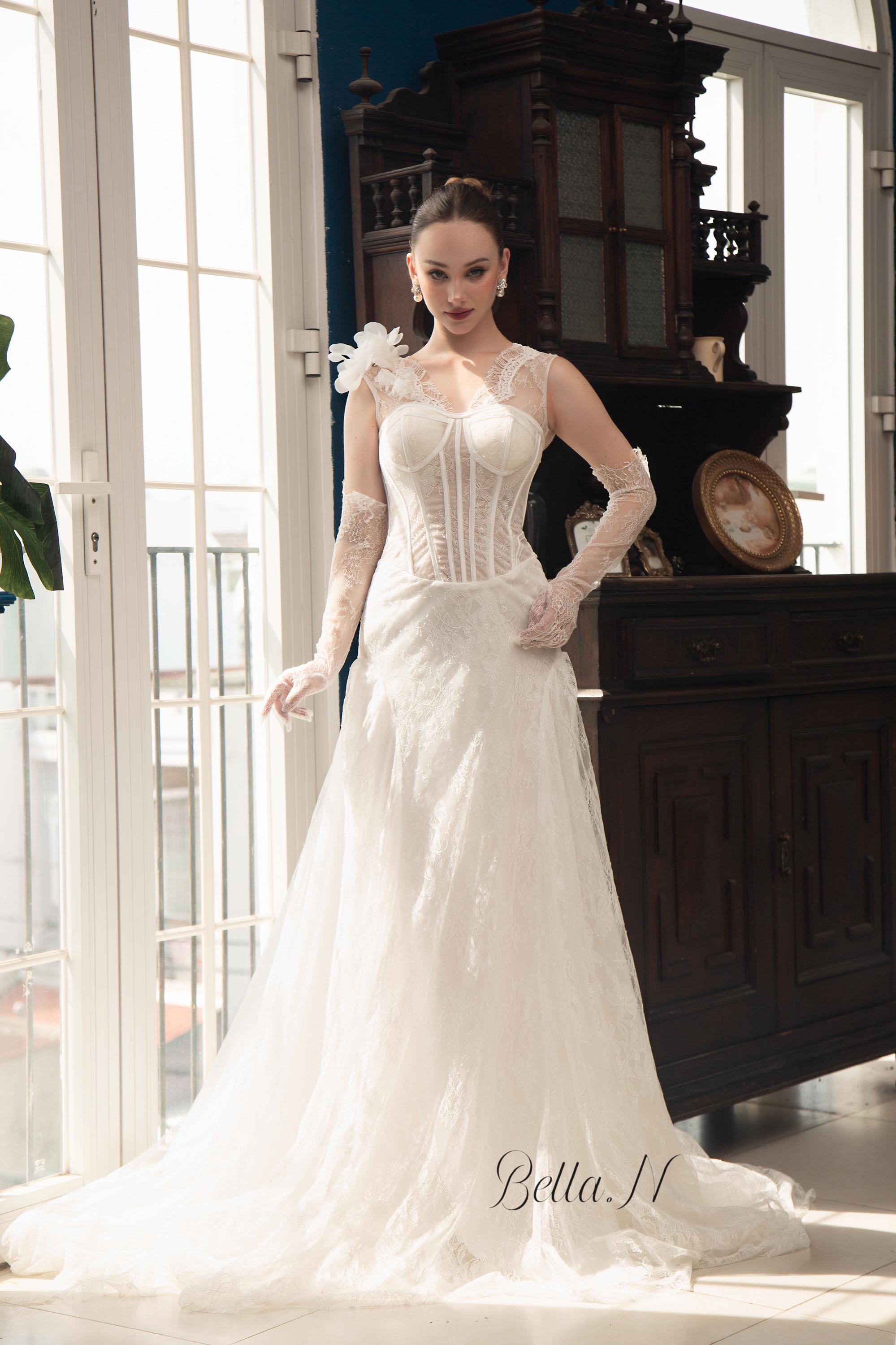 Lace Mermaid Wedding Dress: Corset Bodice, Vintage Bridal Gown - Bella.N Lace Mermaid Wedding Dress: Corset Bodice, Vintage Bridal Gown - Bella.N