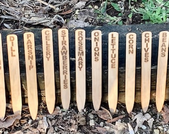 Paliki ogrodowe grawerowane laserowo: 150 etykiet na zioła, warzywa i drzewa (do pobrania w wersji cyfrowej)