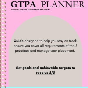 Op de afbeelding: Een roze en lichtblauwe planner met de tekst "GTPA PLANNER" en "GRADUATE TEACHER PERFORMANCE ASSESSMENT". De planner bevat een gids om je te helpen op schema te blijven, aan de vereisten te voldoen en je plaatsing te beheren. Het moedigt ook aan om doelen en haalbare doelen te stellen om een ​​beoordeling van 5/5 te krijgen. De planner is ontworpen door ResourcesByMissB.