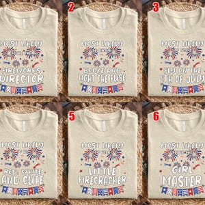 Puede incluir: Una colecci&oacute;n de seis camisetas beige de cuello redondo, cada una con un estampado gr&aacute;fico &uacute;nico de fuegos artificiales, estrellas y banderines en rojo, blanco y azul. El texto incluye frases como Most Likely To Be The Fireworks Director.