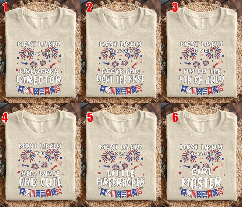 Puede incluir: Una colecci&oacute;n de seis camisetas beige de cuello redondo, cada una con un estampado gr&aacute;fico &uacute;nico de fuegos artificiales, estrellas y banderines en rojo, blanco y azul. El texto incluye frases como Most Likely To Be The Fireworks Director.