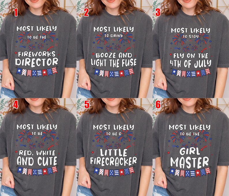 Puede incluir: Una camiseta gris carb&oacute;n de manga corta con seis variaciones de textos y gr&aacute;ficos patri&oacute;ticos. Cada dise&ntilde;o incluye fuegos artificiales rojos y azules, estrellas y una guirnalda. El texto incluye frases como Most Likely to be the Fireworks Director.