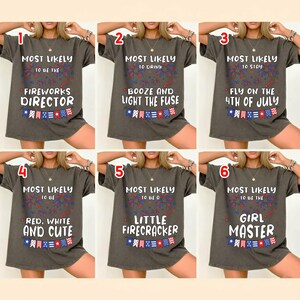 Puede incluir: Una camiseta gris carb&oacute;n con seis variaciones de textos y gr&aacute;ficos patri&oacute;ticos. Cada dise&ntilde;o incluye fuegos artificiales y banderines en rojo, blanco y azul, con frases como 'Most Likely to be the Fireworks Director' y 'Most Likely to be a Little Firecracker'.