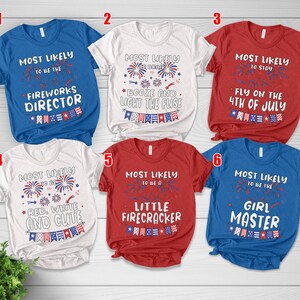 Puede incluir: Seis camisetas de manga corta en rojo, blanco y azul, cada una con gr&aacute;ficos patri&oacute;ticos de fuegos artificiales y banderines. Las camisas muestran textos como Most Likely to be the Fireworks Director, Booze and Light the Fuse y Little Firecracker.