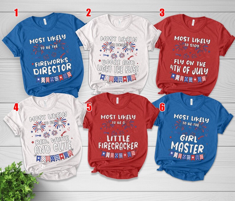 Puede incluir: Seis camisetas de manga corta en rojo, blanco y azul, cada una con gr&aacute;ficos patri&oacute;ticos de fuegos artificiales y banderines. Las camisas muestran textos como Most Likely to be the Fireworks Director, Booze and Light the Fuse y Little Firecracker.