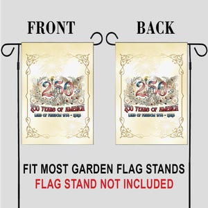 Pode incluir: Uma bandeira de jardim de dupla face com fundo creme. A bandeira apresenta o texto "250 YEARS OF AMERICA" e "LAND OF FREEDOM 1776-2026". O design inclui o n&uacute;mero "250" com imagens patri&oacute;ticas e bordas decorativas. A bandeira foi projetada para caber na maioria dos suportes de bandeiras de jardim.
