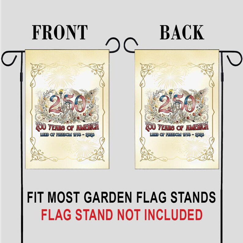 Pode incluir: Uma bandeira de jardim de dupla face com fundo creme. A bandeira apresenta o texto "250 YEARS OF AMERICA" e "LAND OF FREEDOM 1776-2026". O design inclui o n&uacute;mero "250" com imagens patri&oacute;ticas e bordas decorativas. A bandeira foi projetada para caber na maioria dos suportes de bandeiras de jardim.