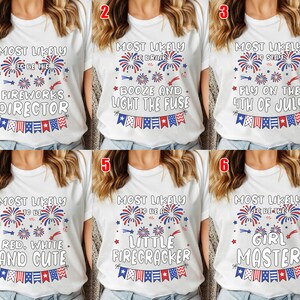 Puede incluir: Una camiseta blanca con seis variaciones de dise&ntilde;os patri&oacute;ticos con fuegos artificiales rojos, blancos y azules, banderines y texto que incluye frases como Most Likely To Be The Fireworks Director, Booze And Light The Fuse y Red, White And Cute.
