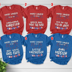 Puede incluir: Seis camisetas de manga corta en rojo y azul con texto blanco y gr&aacute;ficos patri&oacute;ticos. Las camisetas presentan frases como Most Likely to be the Fireworks Director, Booze and Light the Fuse, Stay Fly on the 4th of July, Red, White and Cute, Little Firecracker y Girl Master.