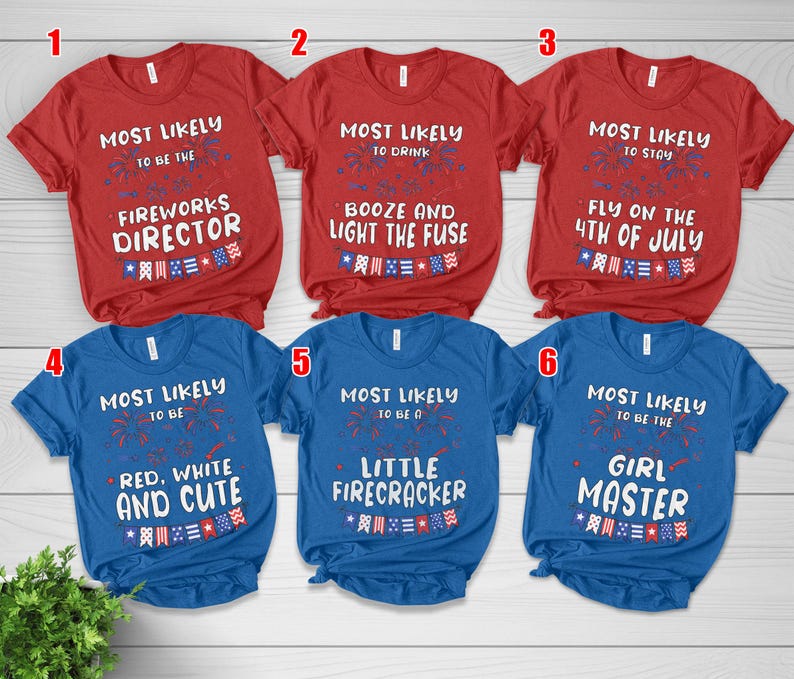 Puede incluir: Seis camisetas de manga corta en rojo y azul con texto blanco y gr&aacute;ficos patri&oacute;ticos. Las camisetas presentan frases como Most Likely to be the Fireworks Director, Booze and Light the Fuse, Stay Fly on the 4th of July, Red, White and Cute, Little Firecracker y Girl Master.