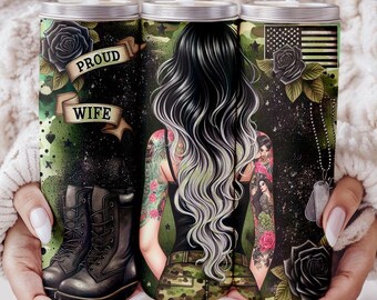 PNG Military Wife Tumbler Wrap, Tatuaggi con targhette per cani e stivali, Ragazza patriottica, Bandiera americana, 20 Oz Skinny Sublimation Design digitale da scaricare