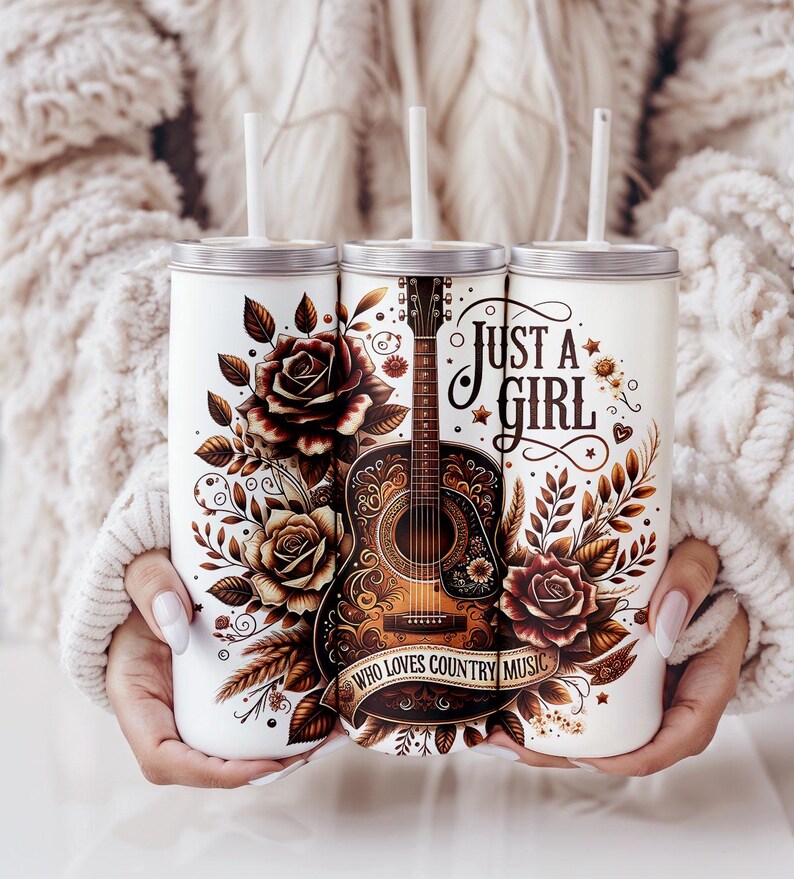 Puede incluir: Tres vasos de acero inoxidable con tapas y pajitas. Los vasos presentan un dise&ntilde;o floral con rosas y una guitarra. El texto en el vaso dice "Just a Girl Who Loves Country Music".