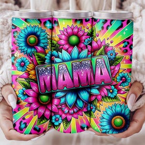 Może przedstawiać: Trzy kubki ze stali nierdzewnej z kolorowym wzorem kwiatowym i napisem "MAMA" w różowych literach z brokatem. Kubki mają różowe, żółte i niebieskie tło z wzorem lamparta.