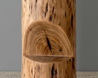 Taburete de bar de madera maciza: asiento ergonómico esculpido, altura de mostrador rústica.