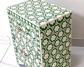 Nachtkastje met beeninleg | Handgemaakte nachtkastjeskast | Marokkaanse bijzettafel met botinleg en bloemen | Luxe slaapkameraccentmeubels