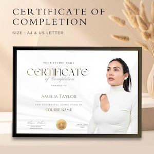 Op de afbeelding: Een ingelijst certificaat van voltooiing met de tekst "CERTIFICATE OF COMPLETION" bovenaan. Het certificaat bevat de naam van de ontvanger, "AMELIA TAYLOR", en de cursusnaam. De grootte is A4 & US LETTER.