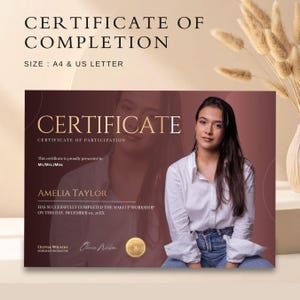 Peut inclure: Un certificat de fin d'études avec le texte "CERTIFICATE OF COMPLETION" en haut. Le certificat comprend le nom "AMELIA TAYLOR" et le texte "HAS SUCCESSFULLY COMPLETED THE MAKEUP WORKSHOP". Le certificat est de taille A4 et US LETTER.