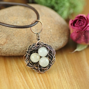 Vogelnest ketting ~ Koperen vogelnest ~ Mama vogelnest met witte eieren ~ Natuurliefhebber sieraden ~ Geboortesteen vogelnest ~ Vogeleieren nest ketting