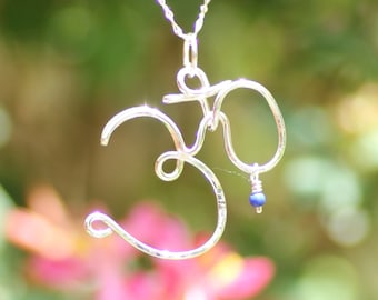Om-halsband i sterlingsilver: Trådlindade yogasmycken