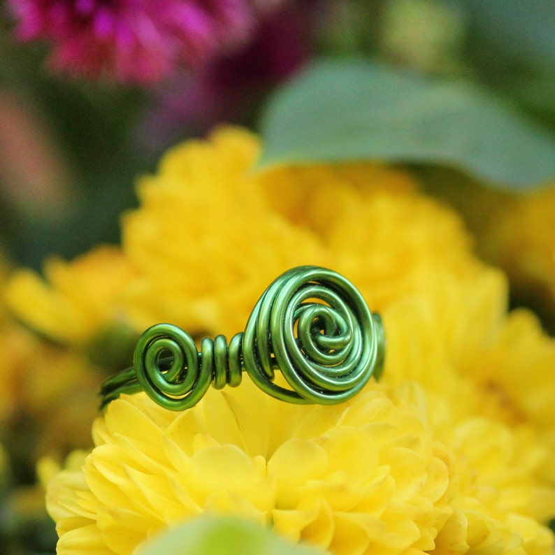 Spiral ring with rosettes Knot ring Knuckle ring Craft wire ring Wire wrapped ring Twisted knotted ring Minimalist pinky ring Green