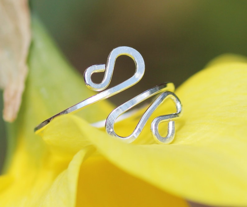 Twisted sterling silver midi ring ~ Hammered toe ring ~ Silver toe ring ~ Adjustable toe ring ~ Toe jewelry ~ Above knuckle ring
