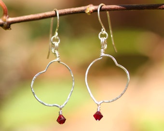 Boucles d'oreille coeur en argent ~ Argent sculpté ~ Boucles pendantes ~ Coeur sculpté ~Bijou coeur ~Cadeau Valentine ~Cadeau meilleure amie
