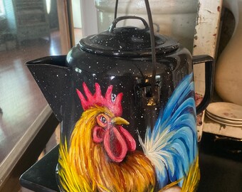 Cafetera antigua con gallo y huevos pintados a mano, decoración de gallo, decoración rústica, decoración de cocina rústica, decoración de gallina