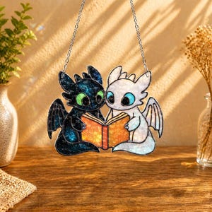 Dragão Banguela Lendo Livro - Apanhador de Sol para Decoração de Amantes de Livros de Fantasia