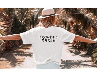 T-shirt en jersey unisexe Troublemaker, t-shirt Trouble Maker, t-shirt bohème, cadeau drôle pour soeur, cadeau pour frère, cadeau âme sauvage, cadeau esprit libre
