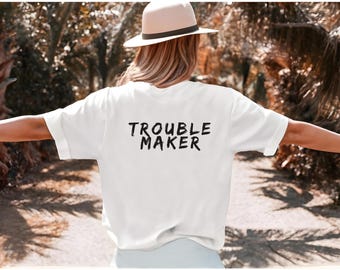 T-shirt en jersey unisexe Troublemaker, t-shirt Trouble Maker, t-shirt bohème, cadeau drôle pour soeur, cadeau pour frère, cadeau âme sauvage, cadeau esprit libre