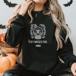 1692 彼らは 1 つを逃したスウェットシャツ、彼らは 1 つを逃したスウェットシャツ、ハロウィン スウェットシャツ、セーラム 1692 彼らは 1 つを逃した、1692 シャツ、楽しいハロウィン クルーネック