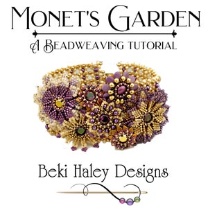 Op de afbeelding: Een kralenarmband met een bloemmotief, bestaande uit paarse, gouden en witte kralen. De armband heeft de titel "Monet's Garden, een kralenweef tutorial" en is van "Beki Haley Designs".
