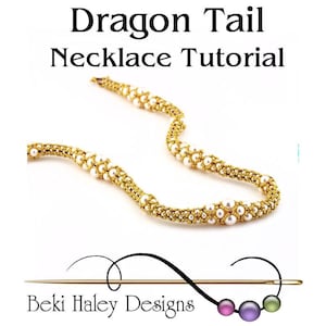 Puede incluir: Un collar de cuentas doradas y blancas con un diseño de cola de dragón. El collar está hecho con pequeñas cuentas doradas y perlas blancas más grandes. El collar se muestra sobre un fondo blanco con el texto "Dragon Tail Necklace Tutorial" y "Beki Haley Designs".