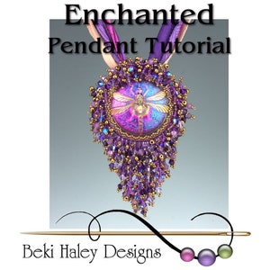 Könnte beinhalten: Ein Perlenanhänger mit einem Libellen-Design in Violett- und Goldtönen. Der Anhänger ist aus Glasperlen und einem Libellen-Cabochon aus Glas gefertigt. Der Anhänger hängt an einem violetten und goldenen Band. Der Text "Enchanted Pendant Tutorial" und "Beki Haley Designs" ist auf dem Bild zu sehen.