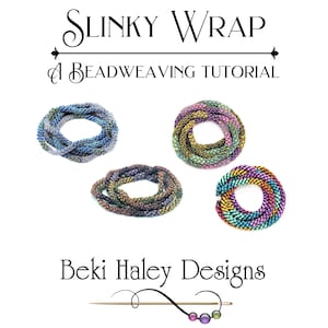 Może przedstawiać: Obraz instruktażowy do beadweaving zatytułowany "Slinky Wrap". Obraz przedstawia cztery przykłady zwiniętej pracy z koralików w różnych kolorach: niebieskim, wielokolorowym, brązowym i tęczowym. Widoczny jest również tekst "Beki Haley Designs".