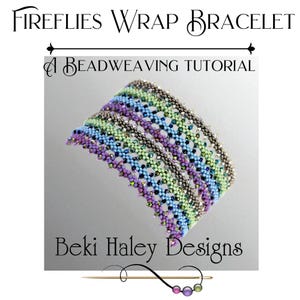 Op de afbeelding: Een kralen wikkelarmband in paars, groen, blauw en zilver. De armband is gemaakt met behulp van een kralenweeftechniek. De tekst "Fireflies Wrap Bracelet" en "A Beadweaving Tutorial" staan bovenaan. De naam van de ontwerper, "Beki Haley Designs", staat onderaan.