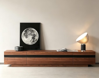 Mobile porta TV extra lungo in noce, consolle multimediale in stile Mid-Century Modern, credenza con ante in vetro nero.