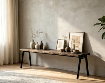 Banco de roble francés macizo con borde natural, patas de hierro fundido industrial ennegrecido, asiento rústico para recibidor.