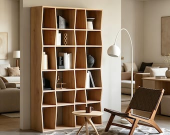 Estante escultural ondulada, armário de exibição moderno e orgânico em madeira, estante alta estilo japonês.