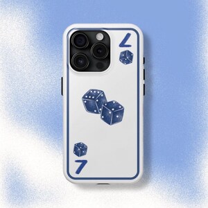 Funda para teléfono con diseño de naipes de dados, color azul marino, Y2K, con un bonito diseño grunge de la suerte, ideal para regalar a una chica. iPhone Pro Max 16, 15, 14, 13, 12 y 11. Samsung Galaxy S24, S23, S22 y S21.