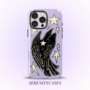 Puede incluir: Una funda de teléfono de color violeta claro con un gráfico negro de un pájaro con las alas extendidas y una estrella blanca en el pecho, rodeado de varias estrellas de color amarillo pálido. El texto SERENITYCASES aparece en violeta.