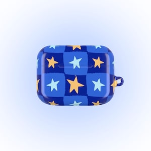 Puede incluir: Una funda azul y blanca estampada para auriculares inalámbricos. La funda presenta un patrón repetitivo de estrellas en tonos amarillos y azul claro, sobre un fondo azul a cuadros. La funda tiene un pequeño lazo en el lateral.