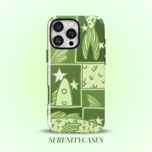 Peut inclure: Une coque de téléphone avec un motif en grille dans différentes nuances de vert. Le design comprend des illustrations de poissons, d'ailerons et d'étoiles dans des blocs rectangulaires. Le texte SERENITYCASES est imprimé en vert foncé en bas.