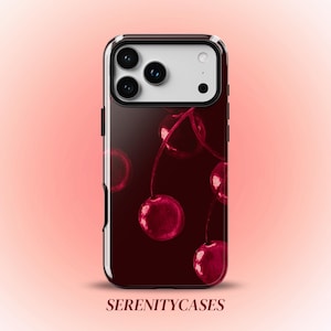 Pode incluir: Uma capa de smartphone com fundo bordô escuro e um padrão de cerejas vermelhas brilhantes com caules. A capa tem um recorte retangular para a câmara no topo e o texto SERENITYCASES impresso numa fonte serifada vermelho-escura no centro.