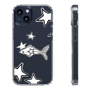 Puede incluir: Funda transparente para tel&eacute;fono con fondo azul marino y dise&ntilde;o de estrellas blancas y un pez. La funda tiene un borde transparente y una vista lateral de los botones.